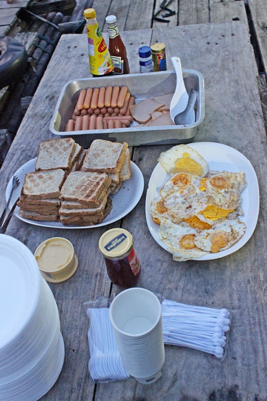   " น้อง Book & ผบ.น้าโชค "  ช่วยกันเตรียม อาหารเช้า สไตล์  Breakfast  !!!    :love: :love: :love: