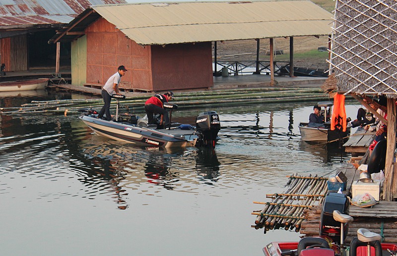 โอมิด..ขับออกไปช่วย  พี่เอก..เอาเรือลงน้ำ !!!    :cool: :cool: :cool: