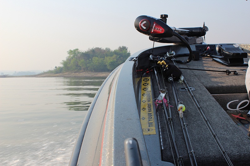 ซัดเรือ..ไม่กี่อึดใจ ก็ข้ามมาถึงฝั่ง ห้วยแม่ขมิ้น  !!!    :cool: :cool: :cool: