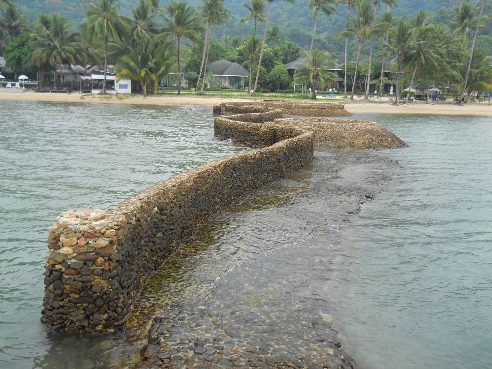 หมายแรกของวันนี้ครับ ชายหาดหน้าโรงแรมอะไรก็ไม่รู้ ทำเดินเนียนเลาะหาดมา หมายสวยครับแต่ไม่มีปลามากัดเล