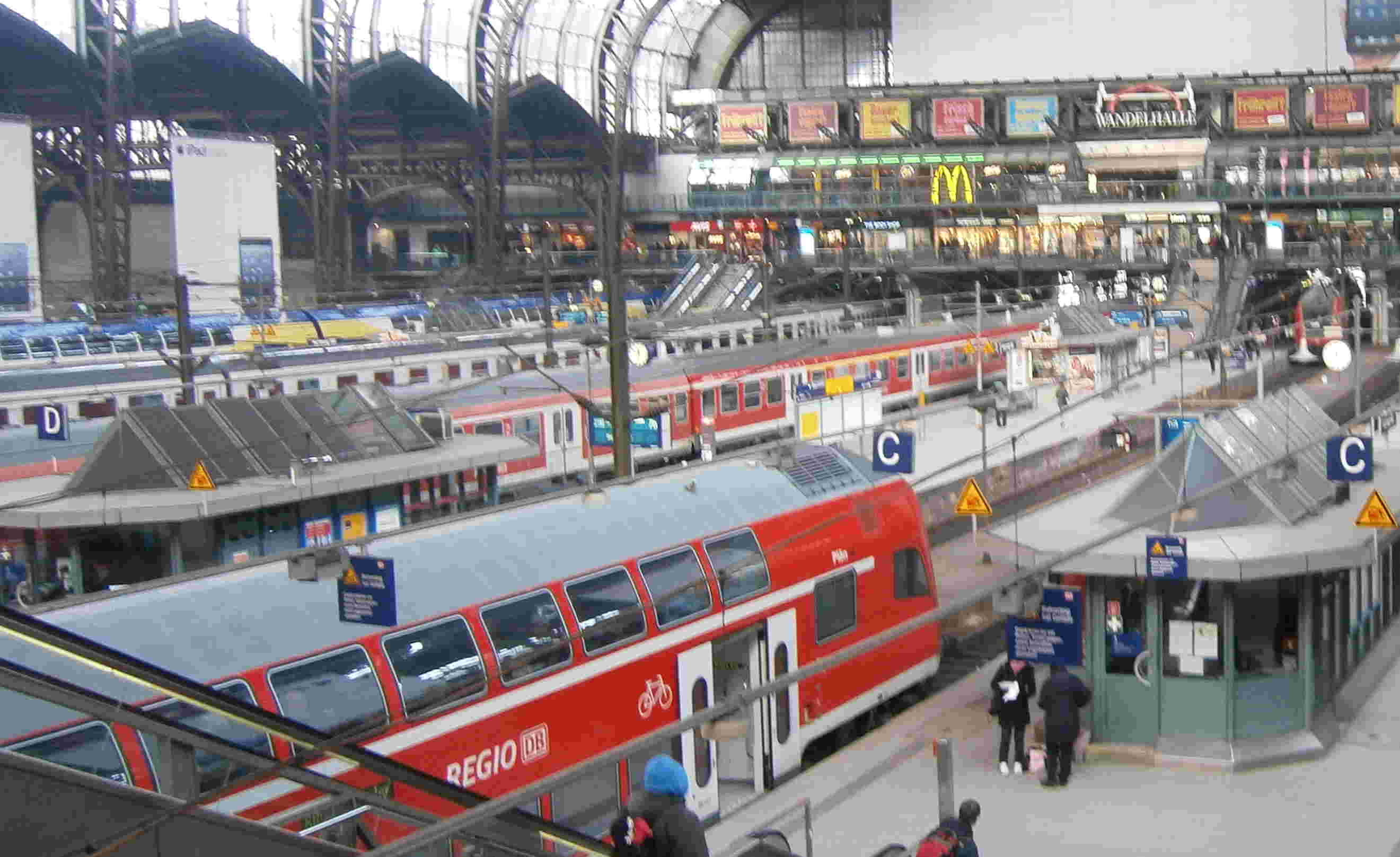 ถึงสถานีหัวลําโพง Hamburg แล้วครับน้า๚๚ แต่เราต้องนั้งไปอีก สถานีนึง Hamburg Altona  :

 :sick: :s