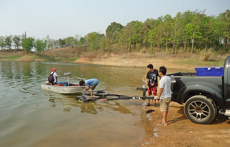 พวกเรา..เปลี่ยนฝั่ง มาเอาเรือขึ้นด้านนี้แทน รถจะได้ไม่ต้องลงน้ำทั้งคัน !!!    :cool: :cool: :cool: