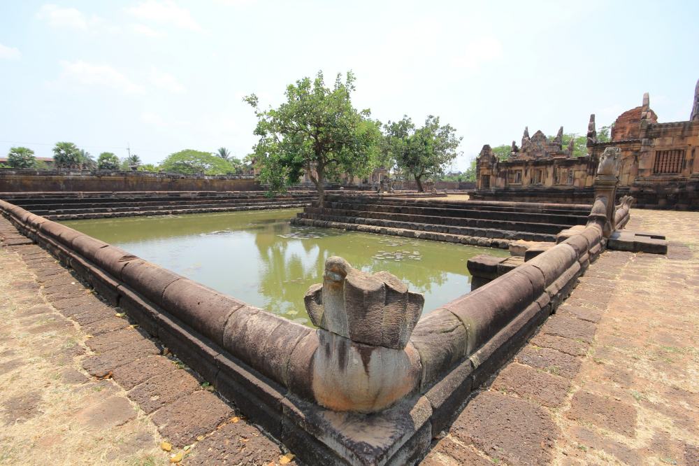 ...สระน้ำทั้ง 4 เป็นรูปหักมุมตามแนวกำแพง มีพญานาค 5 เศียรทำด้วยหินทราย
อยู่รอบสระ มีจารึกที่ซุ้มประ