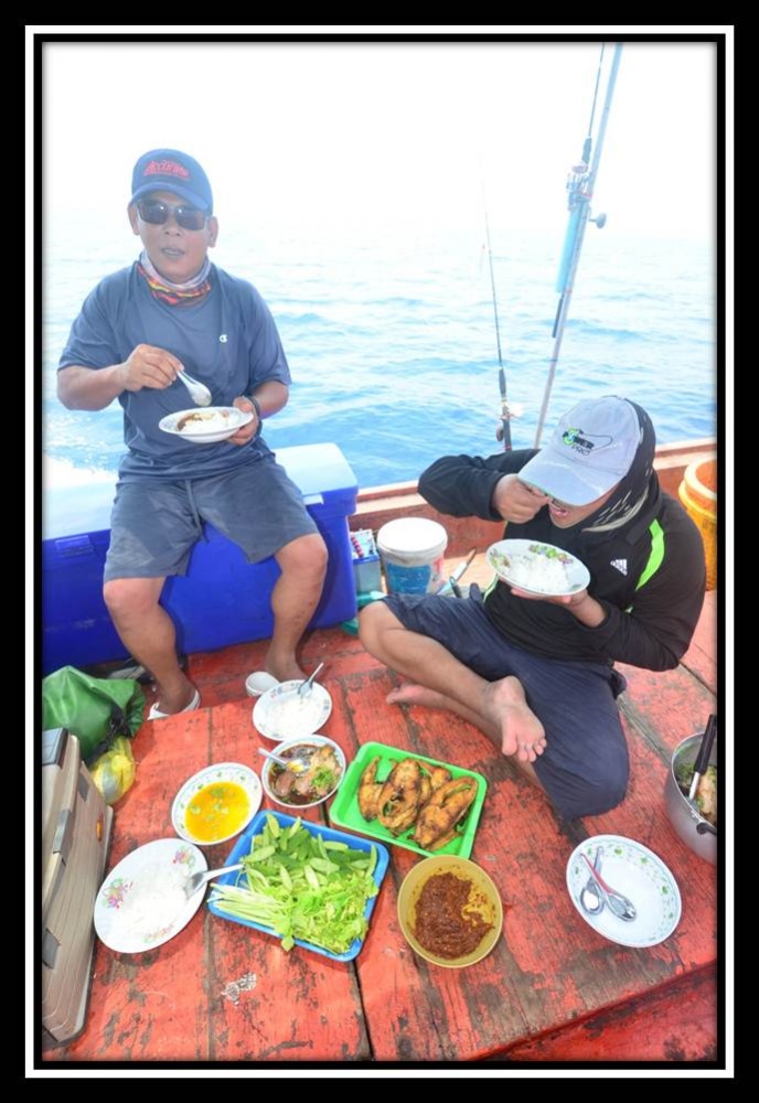 พักจากการตกปลา...เราก็ทานข้าวกลางวันกันครับ....ทริปนี้ไม่ค่อยได้ถ่ายภาพอาหารการกินมาให้ชมกันครับ...ม