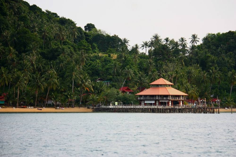 นั่งเรือจากท่าเรืออรุณีบ้านน้ำเชี่ยว 3 ชั่วโมงครึ่งก็มาถึงเกาะหวายครับ... :cheer: :cheer: