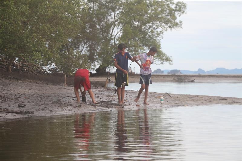 ระหว่างนั่งเรือเล็กออกจากปากคลองเจอสมาชิกตัวน้อยๆๆกำลังทำกิจกรรมที่ชอบครับ