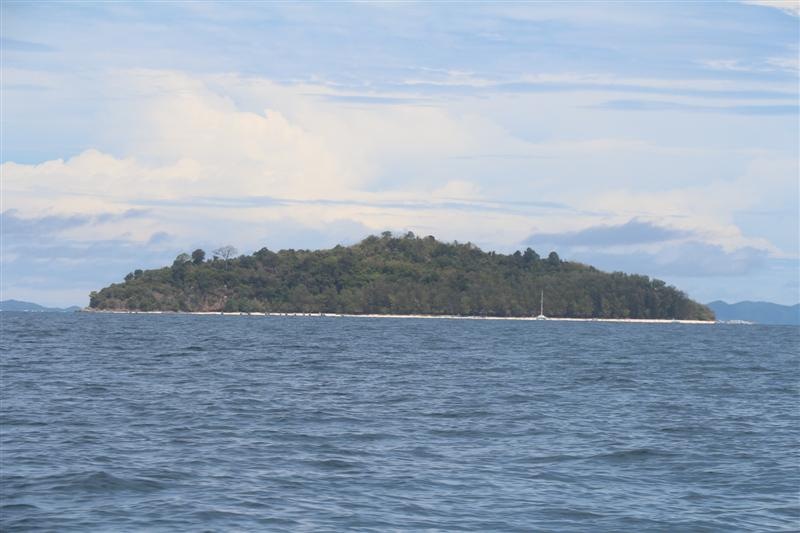 อันนี้เกาะไผ่ครับน่าเที่ยวเหมือนกันอยู่ไกล้กับเกาะพีพี  แต่งต้องกางเต้นนอนครับค่าใช้สถานที่คนละ 200 
