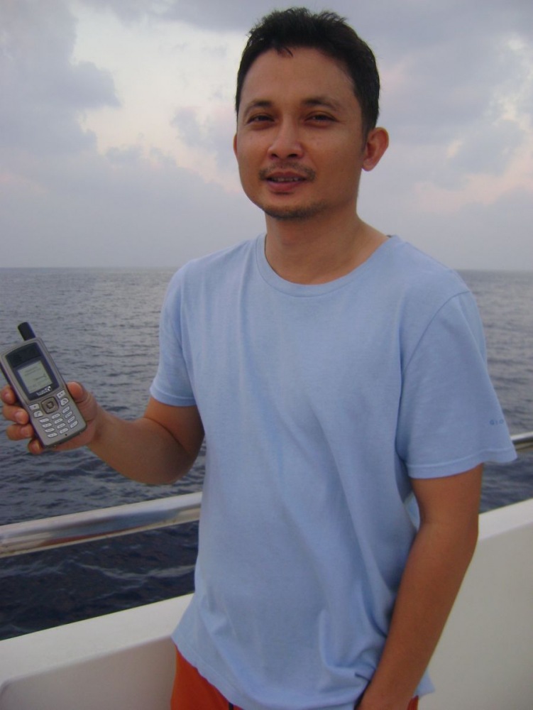 พี่เเจ๊คกับโทรศัพท์ดาวเทียมสำหรับใช้โทรใน andaman sea อยู่ไกลแค่ไหนในทะเลก็ใช้โทรศัพท์ได้ครับ :grin: