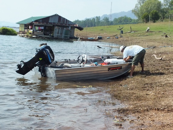 พี่โต้งกำลังเตรียมเรือครับ 
จะออกตกปลาช่วงเย็นวันแรกครับ  :grin: :cool: