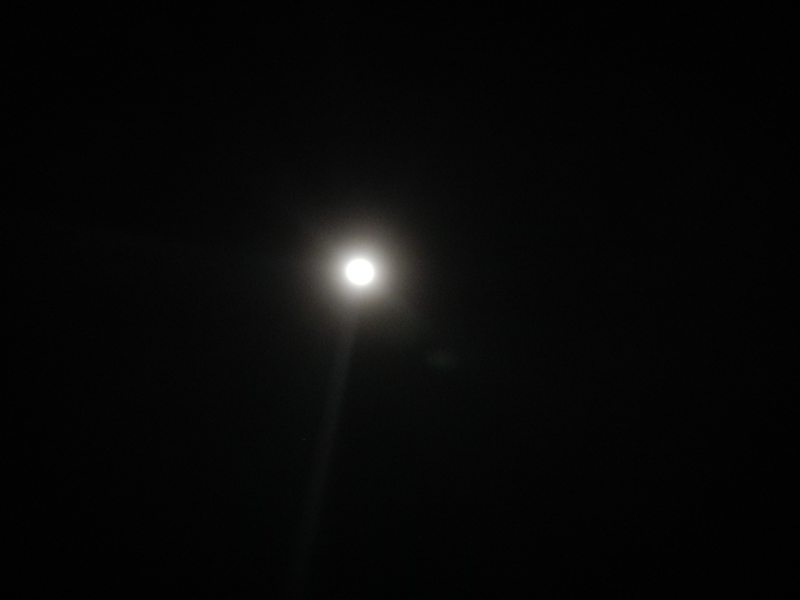 ประมาณ  3  ทุ่ม  เงียบกริ๊บ...เต็มดวงเลยครับ  จันเจ้า....ชมพระจันทร์สวยๆกันไปก่อนนะ๊ครับ..แล้วคืนนี้