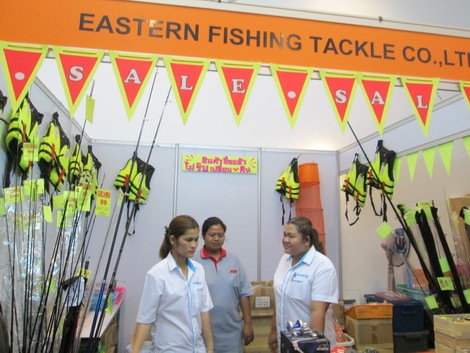 คราวนี้มาถึงบูทของบริษัท EASTERN FISHING บ้างแล้วนะครับ บอกใบ้ให้นึดนึง (ลดราคาสายพีอีถูกมากๆๆครับ) 