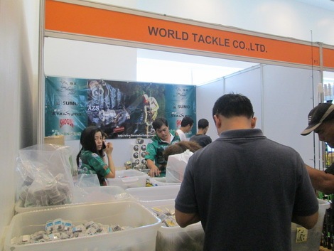 คราวนี้มาถึงบูทของ WORLD TACKLE   ผู้ผลิตเหยื่อปลอมยี่ห้อหมาป่า หรืออกโตโกชิม่ะ บ้างนะครับผม