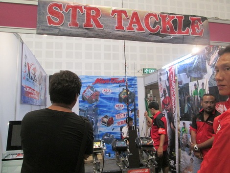 คราวนี้มาถึงบูทที่ขายรอกไฟฟ้า STR TACKLE รอกสีสวยเชียวครับดูแล้วน่าจะมีเทคโนโลยีที่ทันสมัยมากครับแต่