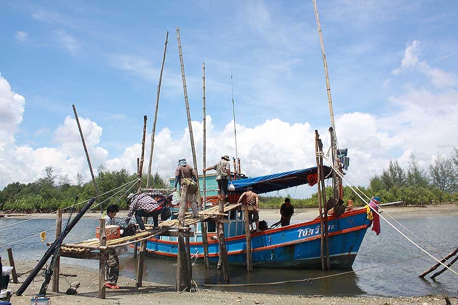 ขนของขนเสบียงที่จัดมาเต็มกราฟ ขึ้นเรือให้หมด   :smile: :smile: :smile: