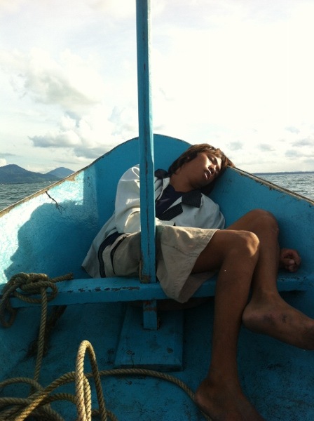 น้องมิกตกปลาทั้งคืน    เช้านอนเป้นปลาแดดเดียวเลย :sad: :sad: :sad: