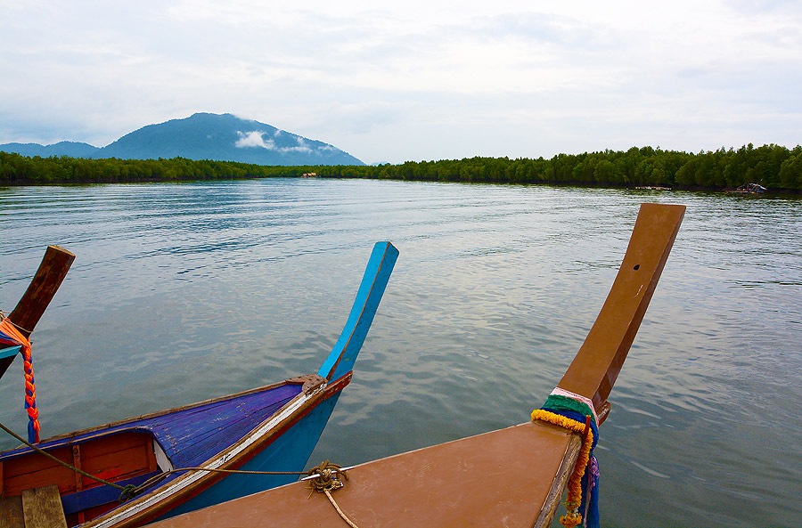 [b]พอซื้อของเรียบร้อย เราก็เดินทางมาที่ ท่าเรือคุระฯ เลยครับ เพื่อเตรียมที่ลงเรือไปที่ เกาะระ ครับ[/