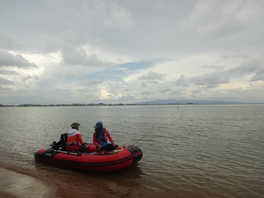 แต่ออกเรือไปได้สักพักคลื่นลมค่อนข้างแรงแม่กลัว เลยต้องกลับมาส่งแม่ก่อนครับ
เอาไว้เช้าๆน้ำนิ่งๆค่อยไ