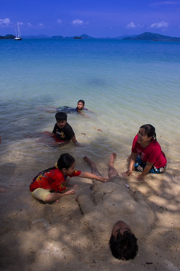 เช้าวันรุ่งขึ้น เด็กๆ ก้อยังไปเล่นน้ำที่ชายหาดกันเหมือนเดิม อย่างสนุกสนาน