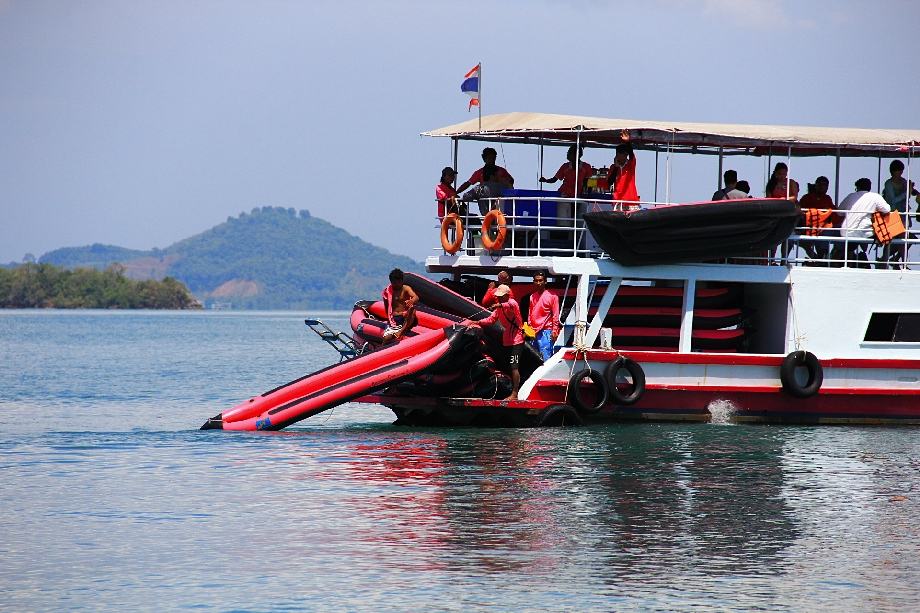 ระดับน้ำรอบเกาะที่ค่อนข้างตื้น เรือใหญ่เข้ามาไม่ได้ เด็กเรือต้องเอาเรือยางลงมารับเพื่อขึ้นเรือใหญ่อี