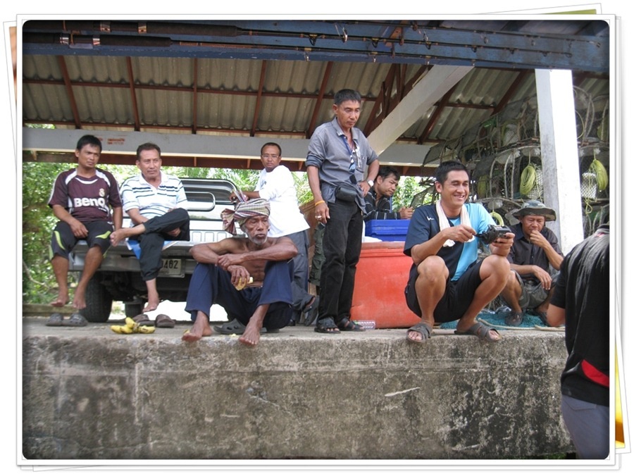 รวมพลที่ท่าเรือหัวหิน จ.สตูล กว่าจะถึงวนกันหลายรอบ 
ซ้ายไปขวา ส่วนลุงที่ถอดเสื้อไม่ได้ไปด้วยครับ
-