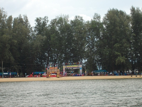 บริเวณชายหาดที่คอยรับเรือ เพื่อนำปลามาชั่ง