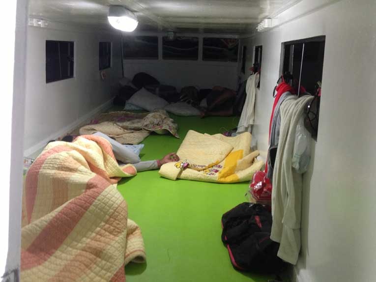 ห้องชั้นบน มีคนนอนพักอยู่ หลังจากโดนฝน ตอนกลางวัน