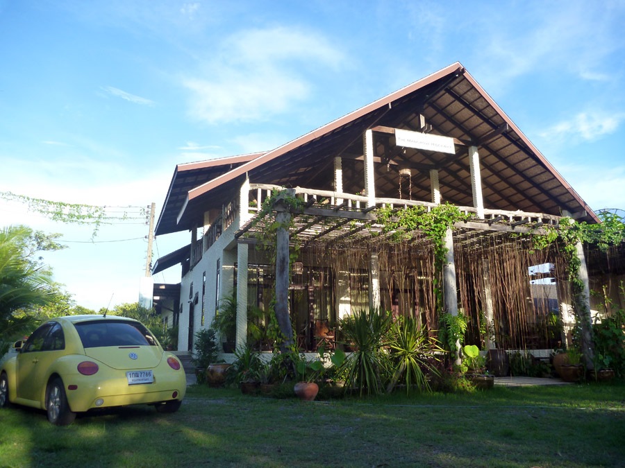  [center]หลังจากไปวัดสลักเพชร เราก็มาพักกันที่นี่ครับ  [b]The Mangrove Hideaway[/b] ริมคลองสลักเพชร[