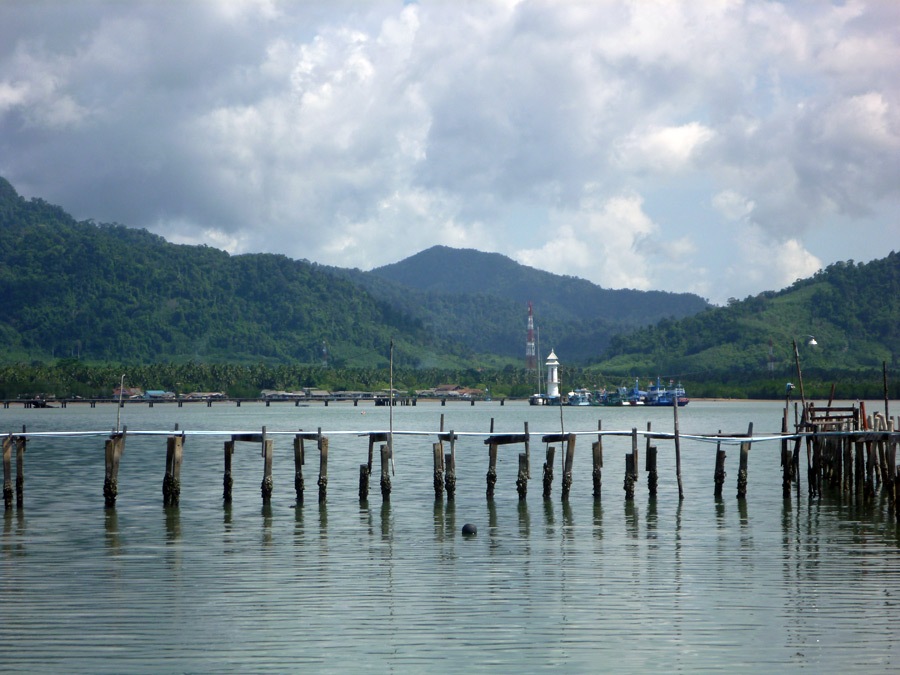  [center]ฝั่งซ้ายมือสลักเพชรซีฟู้ดจะมองเห็นสะพานหลวง ปลายสะพานมีประภาคารสีขาว นั่นก็เป็นหมายตีปลาอีก