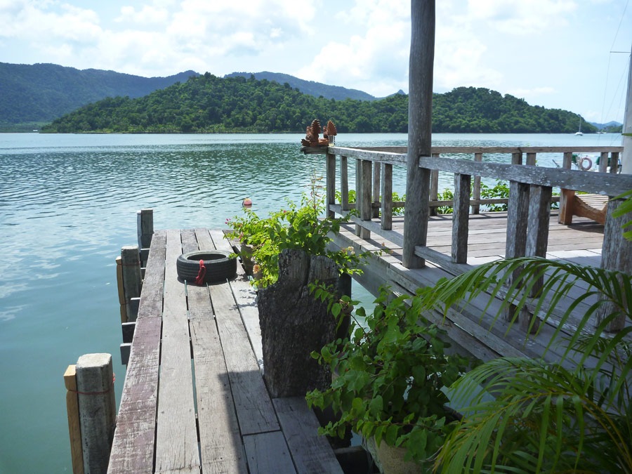  [center]เกาะเล็กๆฝั่งตรงข้ามสลักเพชรซีฟู้ดนี่ก็เป็นบ้านพักปลาเก๋าเช่นกันครับ สรุปว่าหมายรอบตัวครับ 