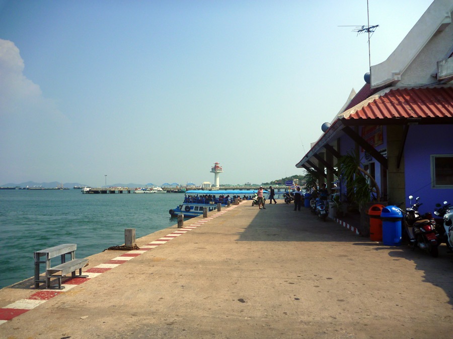  [center]บริเวณสะพานท่าเทียบเรือเกาะสีชัง[/center]