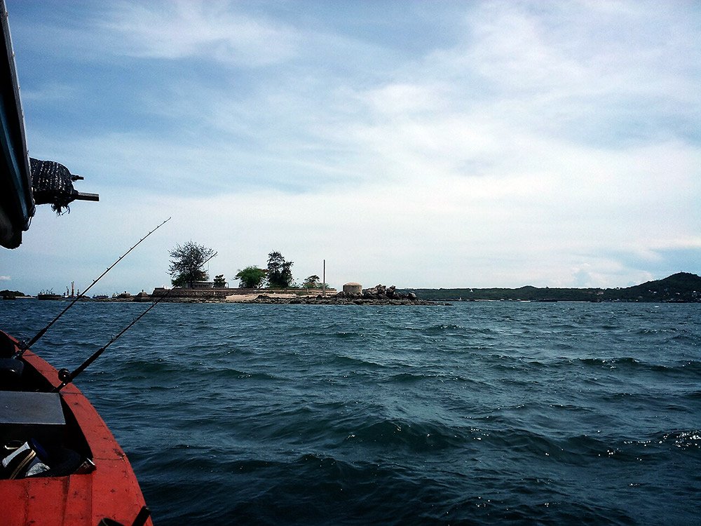  [b]เกาะปรง ตั้งอยู่ทางทิศตะวันออกของเกาะสีชัง หมายนี้มาเยือนเมื่อไหร่ยังไม่เคยมีพลาด เป็นหมายตกปลาส