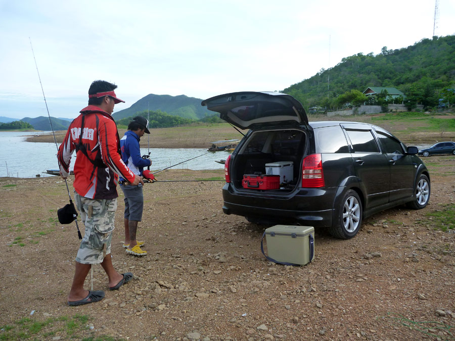  [center]น้ำลงเยอะจนทางลงเรือไกล ขับรถลงมาโหลดของกันเลยครับ[/center]