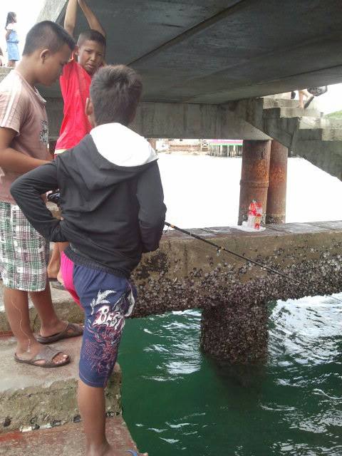 ตอนเช้าตีชี้กับเด็กต่างชาติ(พม่า) เข้าไปเนียนกับเค้า ตรงท่าที่ลงเรือเลยปลาเยอะมากๆ มองไปก็เห็น ใช้ฟา
