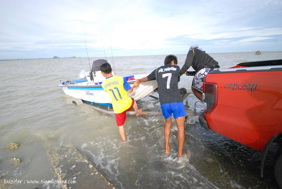 ช่วยกันเอาเรือลงครับ  :smile: