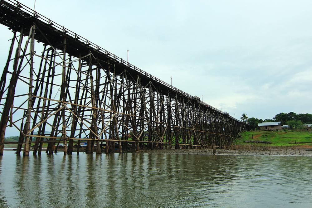 สะพานมอญ....สถาปัตยกรรมแบบนี้....มีเฉพาะชาวมอญเท่านั้นที่อ่ำเคยเห็น...และก็เคยเห็นอีกหลายแห่งที่ประเ