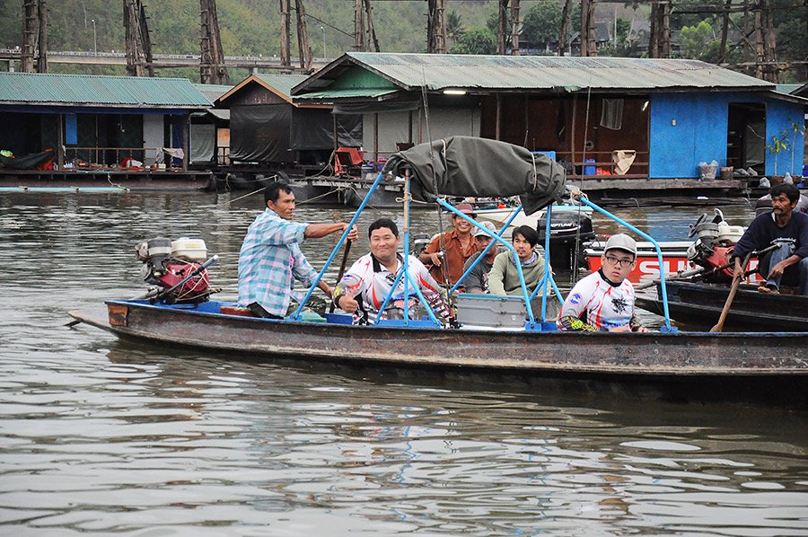 อิจฉาอีเจ๋งจริงๆ เรือมันมีหลังคากันแดดกันฝนด้วยวุ้ย :laughing: :laughing: :laughing: :laughing: :lau