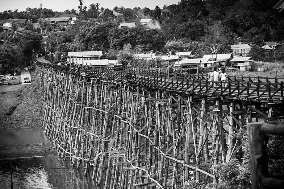 สะพานมอญ สถาปัตยกรรม ที่สร้างขึ้นจากแรงศรัทธาของชุมชนกลุ่มเล็กๆ จนโด่งดังไปทั่วโลก 

 :cheer: :che