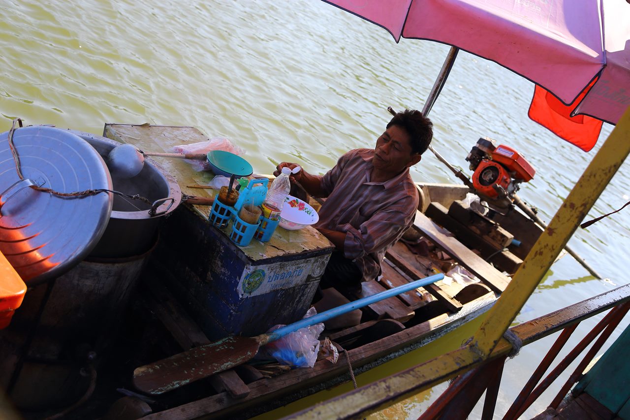  [b] และถ้าใครหิวก็เรียกบริการได้เลยครับ ก๋วยเตี๋ยวเรือของแท้ ของตาแหว๋ง [/b]
 [b] ใครไปก็คงจะจำกัน