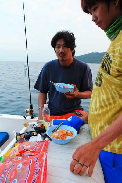  [b]มื้อเย็นแบบง่ายๆกลางธรรมชาติของเกาะแก่งอันสวยงาม [/b]  :cheer: