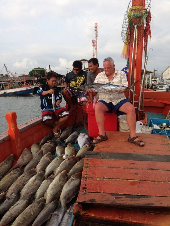 สังเกตในมือผมนะครับ วาฮูนะครับ ไม่ไช่สากถั่ว สถิติใหม่เลย ปลาเมืองไทย หดลงทุกวัน โตไม่ทันการประมง  :