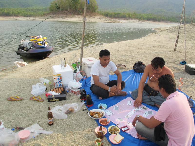 หลังจากที่รับคำท้าจากเรือแบสว่า "ตัวละ100" เรือแบสล่วงหน้าไปไหนก็ไม่รู้ไอ้เรายังนั่งจั่วไพ่กันอยูเ