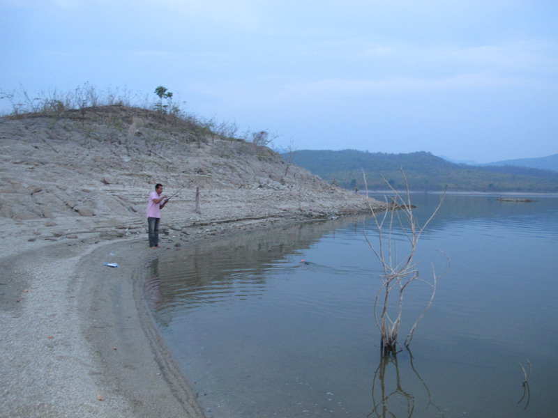 หลังจากสะดุ้งตื่นจากเสียงเรือแบสที่ออกไปตีปลาแต่เช้าตรู ผมก็คว้าคันเบ็ดออกมาตีปลาตรงที่เราตั้งแค๊มป์