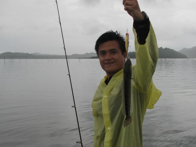 ฝนเบาลงแต่ยังไม่หยุดตก ไหนๆก็มาถึงแล้ว จะกลับก็ไม่ดี เลยลุยฝนตกปลาซะเลย :laughing: