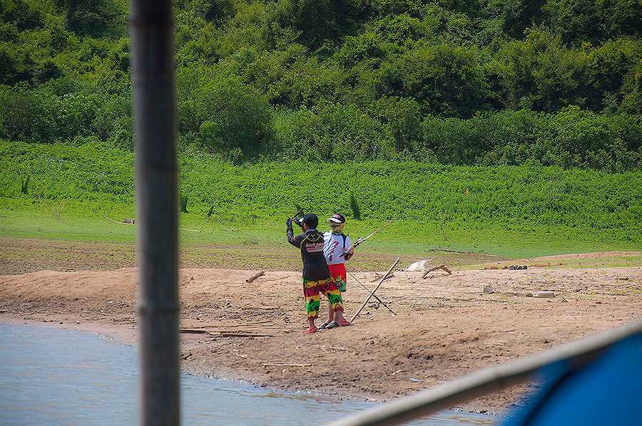 วิ่งเรือมากินเตี๋ยวหน้าวัด สองแสบกินเสร็จยังมีแรงลุยต่ออีก นั่งมองแล้วต้องยิ้มอ่ะ พี่สอนน้อง คอยช่วย