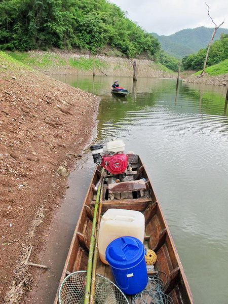  [b]ตอนี้อยู่ใกล้ตลิ่งครับ เราเลยเอาเรือมาจอดข้างตลิ่งเพื่อไม่ให้ปลามันระแวงครับ (เรือเสบียงก็ยังนั่