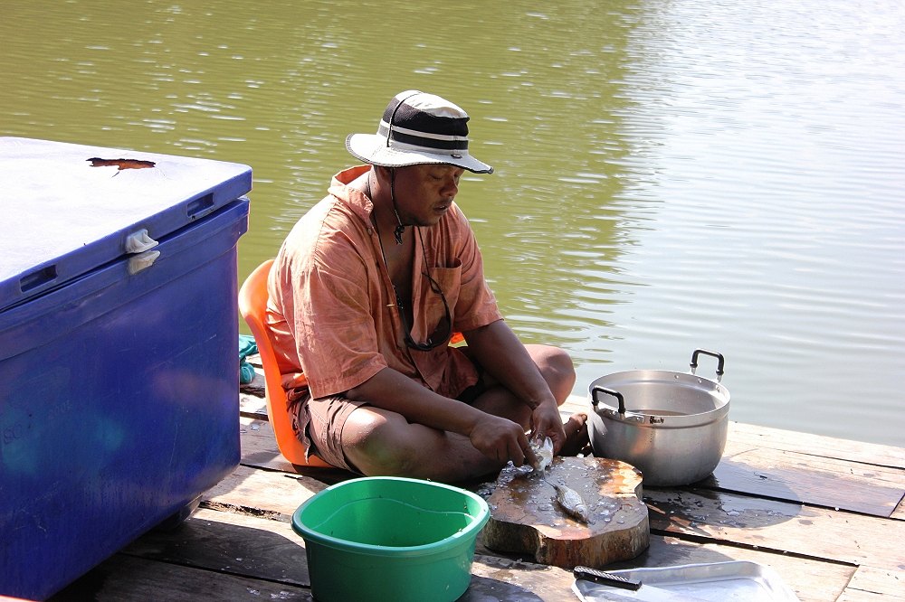 เช้าอีกวัน เค้าก็นั่งทำปลาต่อ เพราะตัวเองยังไม่ได้ปลาเลย 55555555555555555 :laughing: