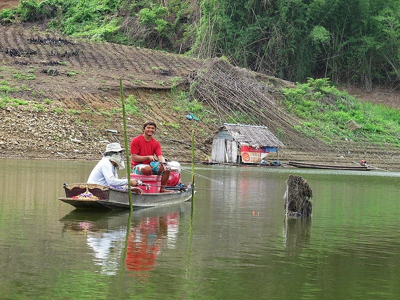  [b]เราพายเรือวนมาอีกด้านหนึ่ง จ๊ะเอ๋กับเพื่อนร่วมอุดมการณ์กำลังนั่งเฝ้าคันเบ็ออย่างใจจดใจจ่อครับ[/b