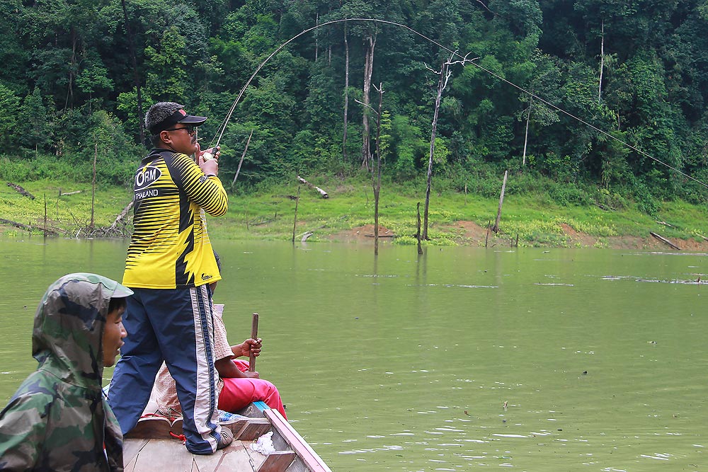 

นั้นวันนี้น้าอ่ำ ตีกิงๆ  เล่นเอาคนในเรือเกลียดกันทั่วหน้าเลยครับ   :laughing: