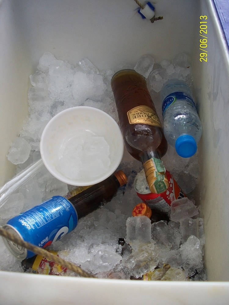 เครื่องดื่มคับ มีพอสำหรับทุกคนคับ อัดน้ำแข็งเย็นเจี้ยบ :umh: :umh: