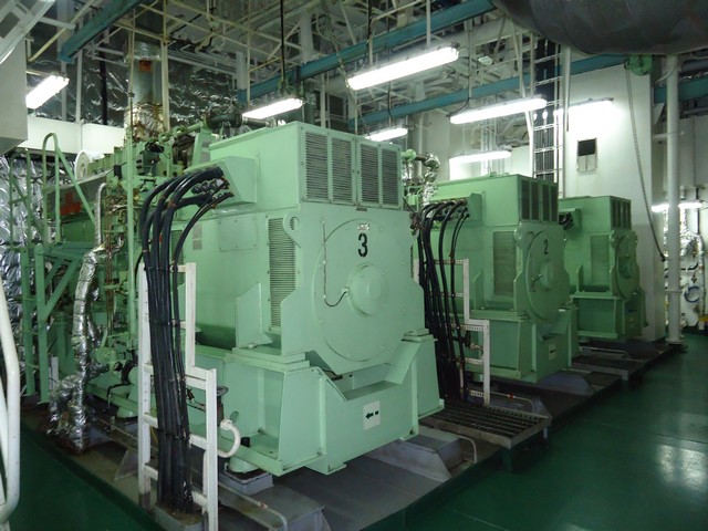 เครื่องไฟฟ้าเป็น ของยี่ห้อ daihasu 5DK 20   5สูบ 3เครื่องนะครับ  เครื่องละ 600 kw 
 :grin: :grin: